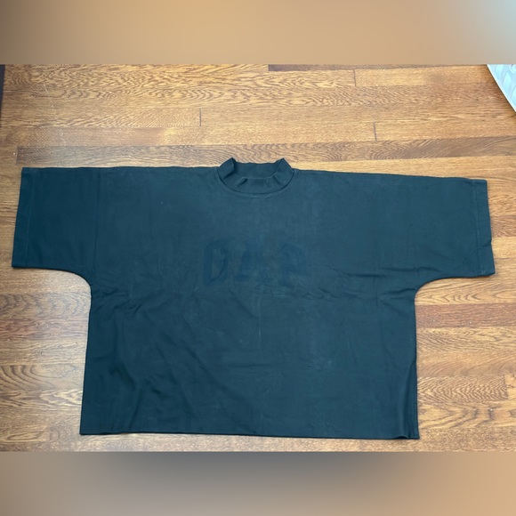 GAP Black Short Sleeve Tee - Picture 1 of 3